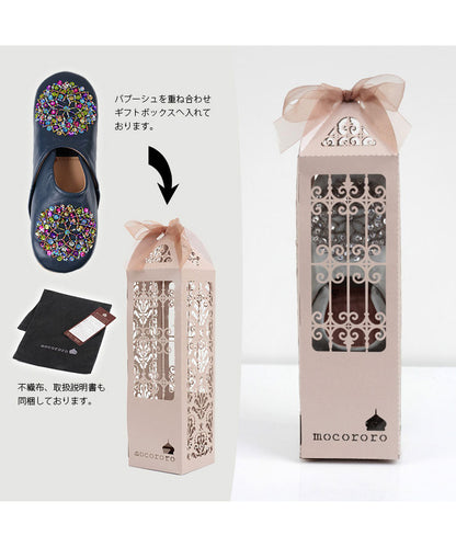 バブーシュを重ね合わせてボックスへ。不織布、取説付き。